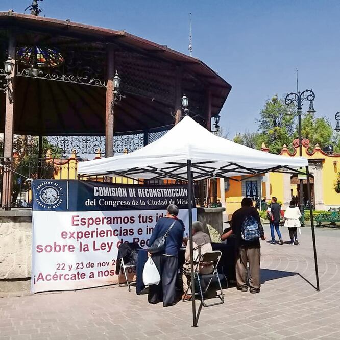 En Coyoacán, la mesa de consulta ciudadana se instaló a las 10:00 de la mañana frente al quiosco y para las 14:00 horas había 30 participaciones. Foto: BRENDA MARTÍNEZ. EL UNIVERSAL