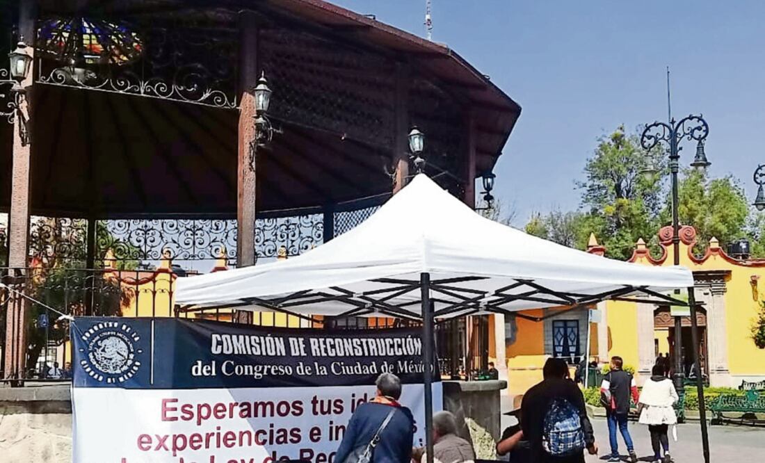 En Coyoacán, la mesa de consulta ciudadana se instaló a las 10:00 de la mañana frente al quiosco y para las 14:00 horas había 30 participaciones. Foto: BRENDA MARTÍNEZ. EL UNIVERSAL