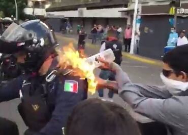 Video. Prenden fuego por la espalda a policía en protestas de Jalisco
