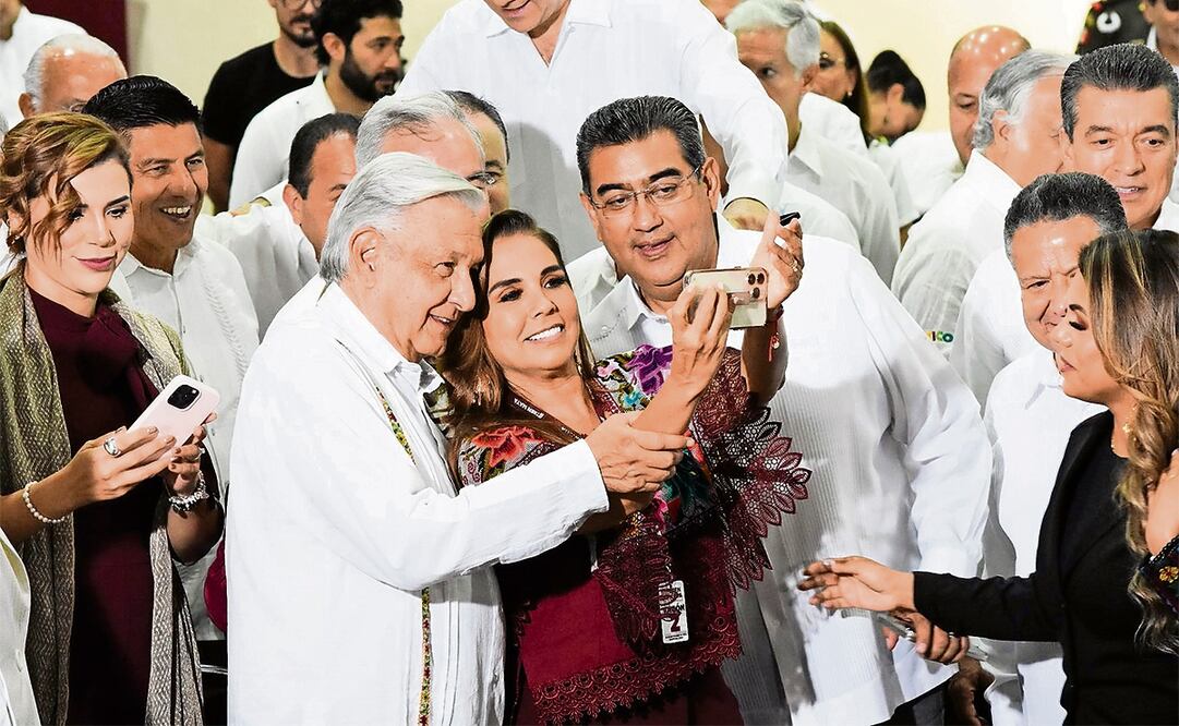 El presidente Andrés Manuel López Obrador rindió su informe en Campeche, en el que destacó los avances en materias económica, energética y de planes sociales; al finalizar se tomó fotos con gobernadores que asistieron al evento. Foto: Michel Balam /Cuartoscuro