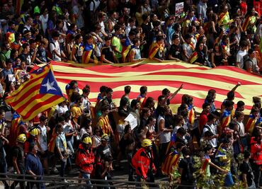 Gobierno español exige a independentistas catalanes suspender referéndum