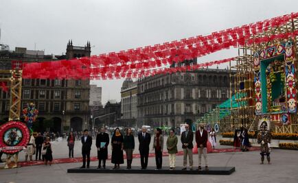 AMLO recorre apuradamente la mega ofrenda de Día de Muertos en el Zócalo