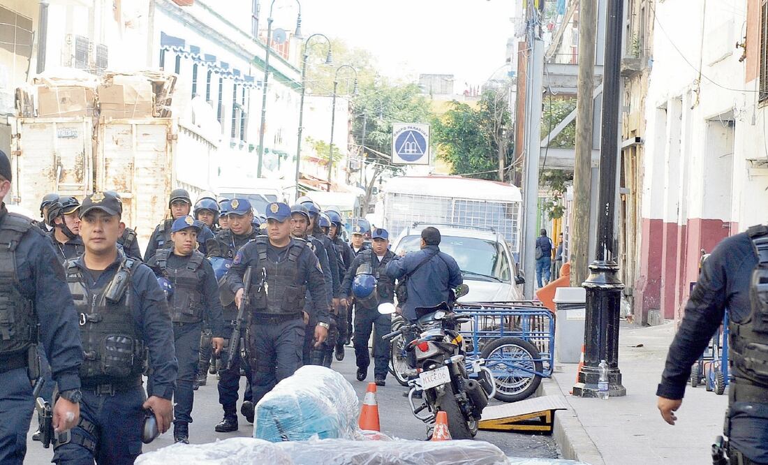 Operativo. Policías, con orden de aprehensión, entraron a una vecindad en donde viven familiares de "El Huguito". ARMANDO MONROY. CUARTOSCURO