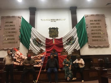 Profesores jubilados toman tribuna y oficinas del Congreso de Coahuila