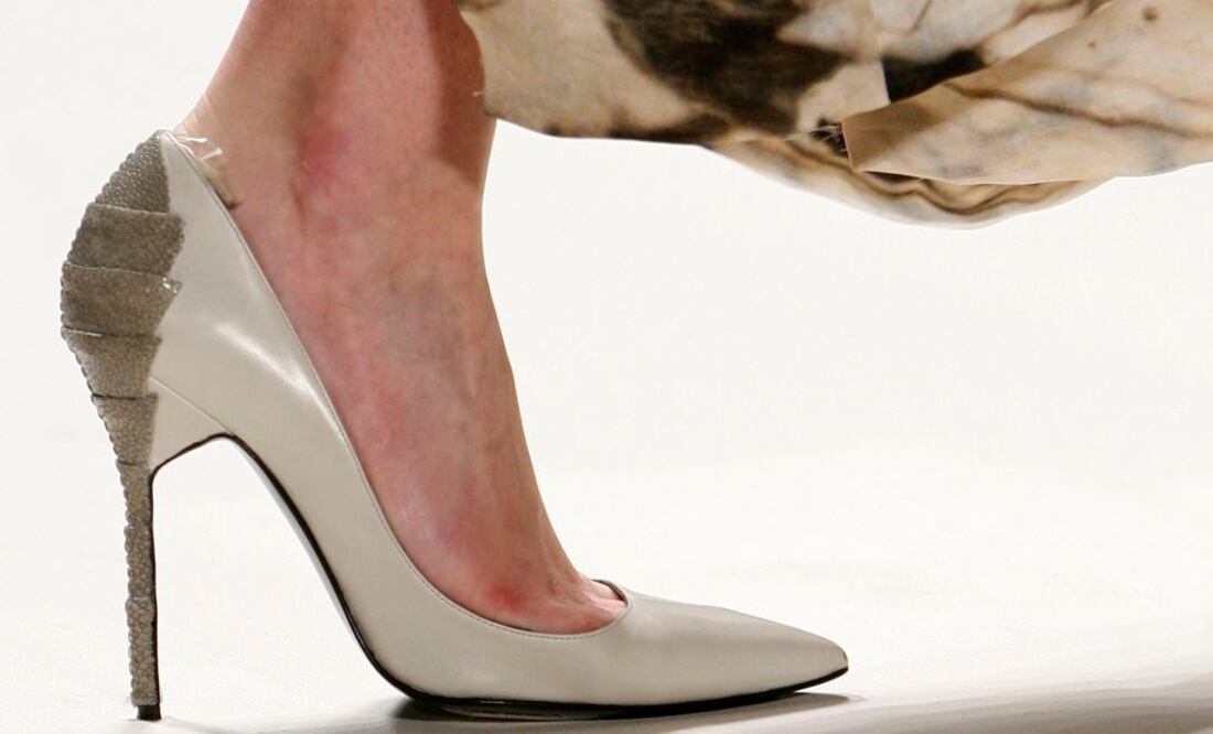 Debaten en Reino Unido uso obligatorio de tacones en oficinas