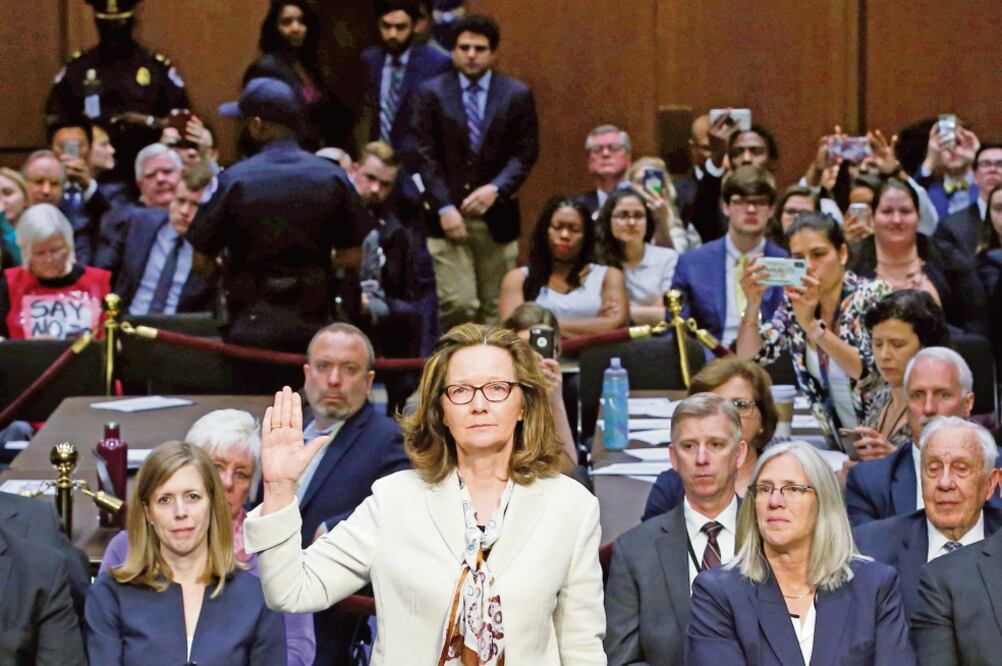 Gina Haspel (centro) al momento de jurar antes de testificar ante el Comité de Inteligencia del Senado de EU, ayer en Washington (ALEX BRANDON. AFP)