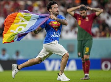 Manifestante salta a la cancha con bandera LGBT