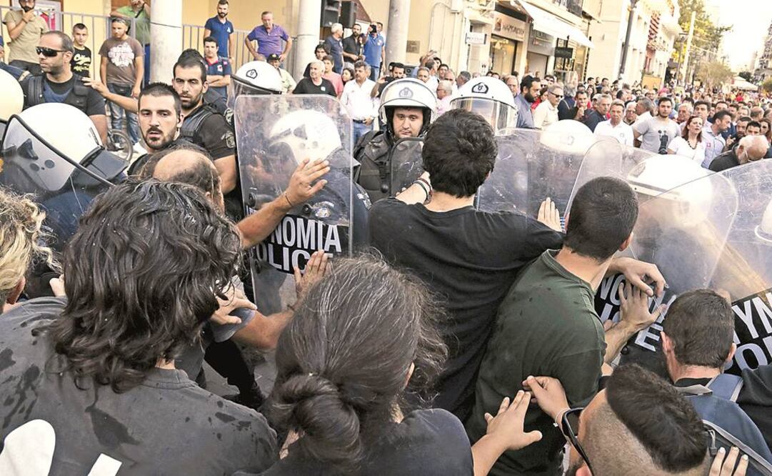 Manifestantes antieuropeos se enfrentan con la policía antimotines, junto a un acto de los proeuropeos, en la isla griega de Creta. FOTO: Reuters