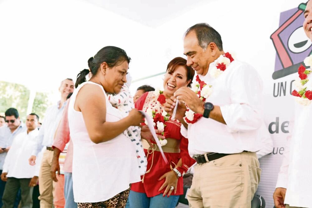 Rosario Robles Berlanga, titular de la Sedatu (centro), estuvo acompañada ayer por Héctor Astudillo, gobernador de Guerrero, en la entrega de cuartos adicionales en Acamixtla (SEDATU)