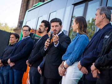 Samuel García entrega 14 nuevas unidades del sistema Muevo León