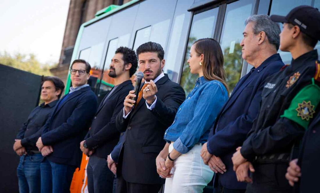 Samuel García, gobernador de Nuevo León, entrega nuevas unidades de transporte público / Foto: Especial