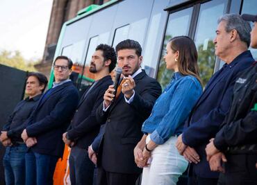 Samuel García entrega 14 nuevas unidades del sistema Muevo León