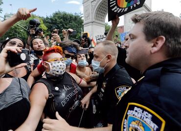 Nueva York se compromete a recortar mil millones del presupuesto policial