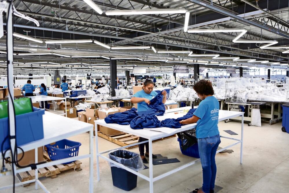 El superpeso afecta a 6 mil 158 establecimientos de maquiladoras en el país, las cuales emplean a 3 millones 127 mil personas. Foto: Archivo / El Universal