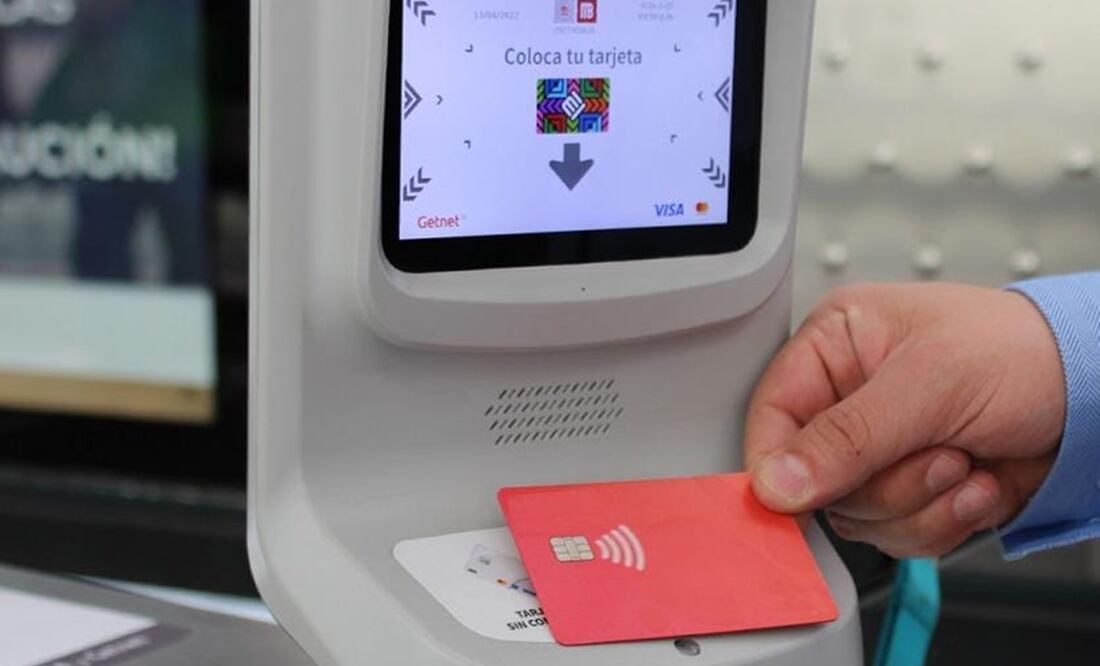 El titular de Metrobús, Roberto Capuano, invitó quienes cuenten con un dispositivo electrónico o tarjetas bancarias a utilizarlas en las estaciones de las líneas 1, 2, 3 y 4. Foto: Especial