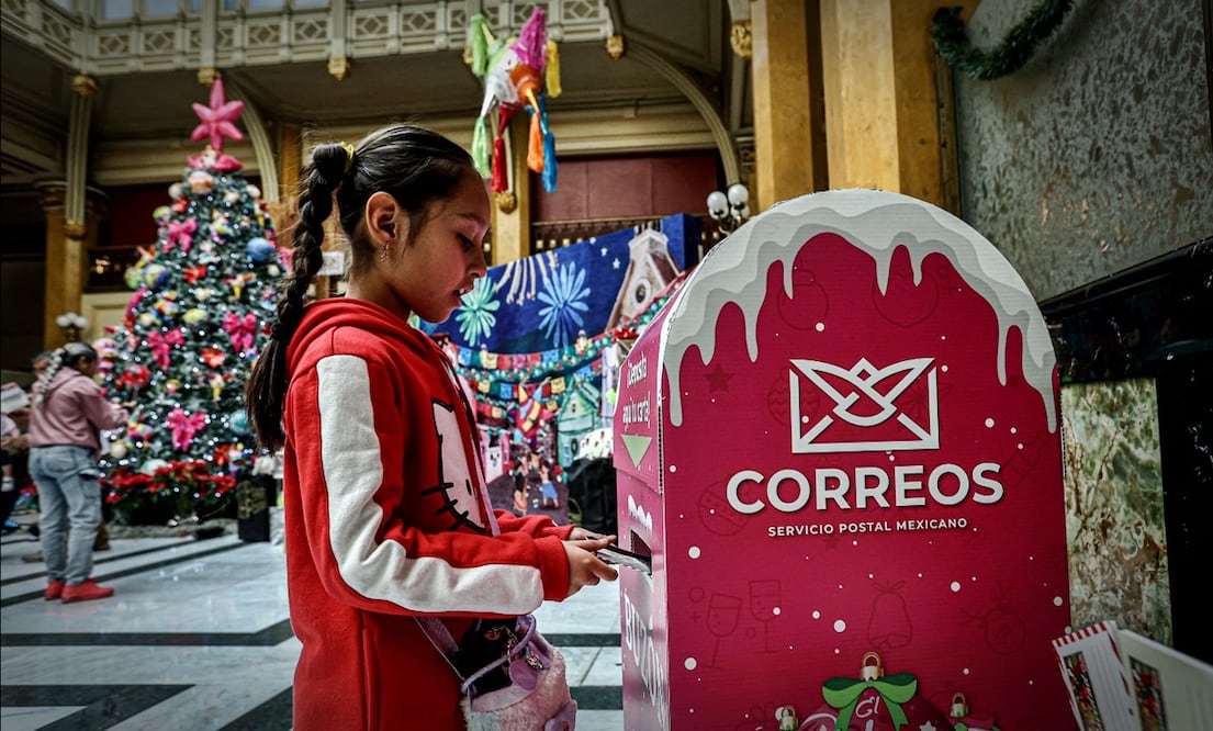 Cientos de niños acuden al Palacio Postal a escribir y dibujar su carta para los Reyes Magos. Foto: Gabriel Pano/EL UNIVERSAL