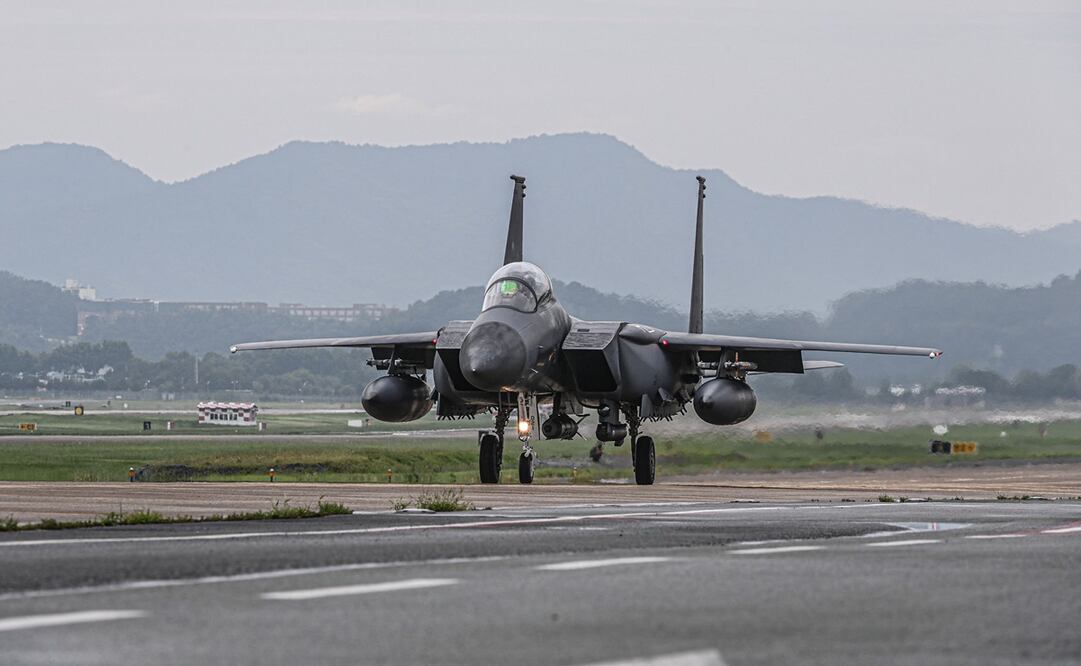 Un avión de combate F-15K de la Fuerza Aérea de Corea del Sur despegando de una base aérea no revelada, durante un simulacro aéreo. Foto: AFP