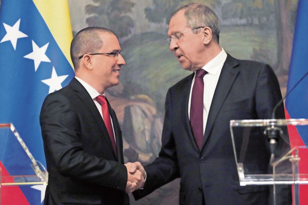 El ministro de Exteriores venezolano, Jorge Arreaza, y su homólogo ruso, Serguei Lavrov, durante la reunión sobre la agenda Venezuela en Moscú, Rusia. / SERGEI ILNITSKY. EFE