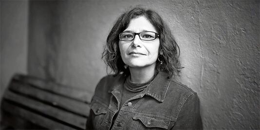 “Métete a la oscuridad porque ahí hay luz”: Gabriela Enríquez, Premio Mauricio Achar