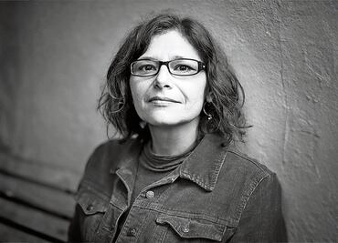 “Métete a la oscuridad porque ahí hay luz”: Gabriela Enríquez, Premio Mauricio Achar