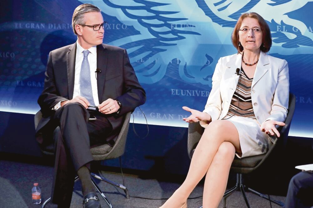 Francisco de Rosenzweig, ex subsecretario de Comercio Exterior, y Luz María de la Mora, de LMM Consulting, participaron ayer en el foro El acuerdo azucarero México-EU, en el que también estuvo Carlos Seoane, de GAT (IRVIN OLIVARES. EL UNIVERSAL)