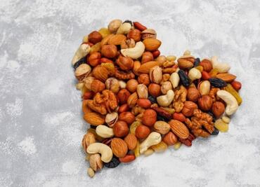 El fruto seco que debes consumir con cáscara porque mejora la absorción del colesterol bueno