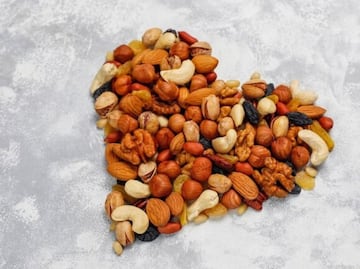 El fruto seco que debes consumir con cáscara porque mejora la absorción del colesterol bueno