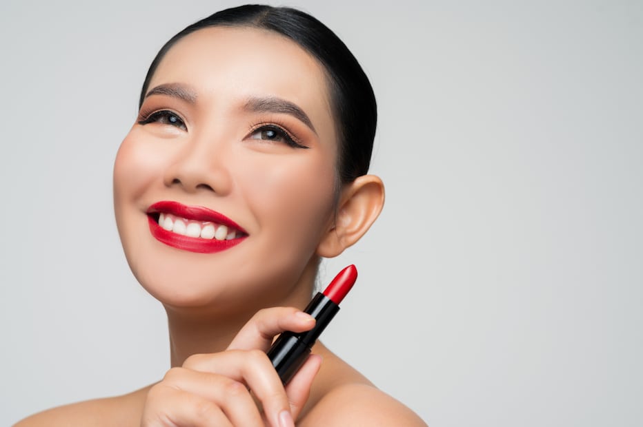 Aplica un labial rojo mate y un tono más claro en el centro para dar volumen. Foto: Freepik