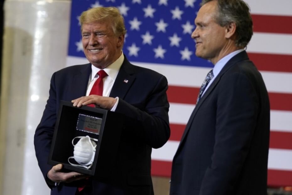 Trump visita fábrica de cubrebocas y se niega a usarlo ante Covid-19
