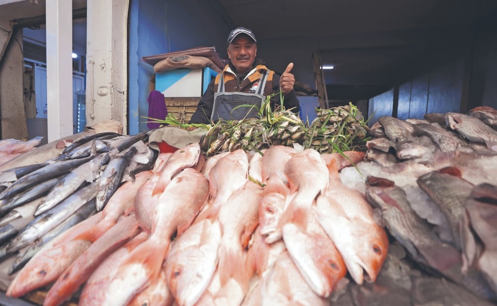 El pregón de los vendedores para atraer a los clientes se mezcló con el chasquido metálico de los cuchillos que limpiaban las escamas del pescado. Foto: Alberto González
