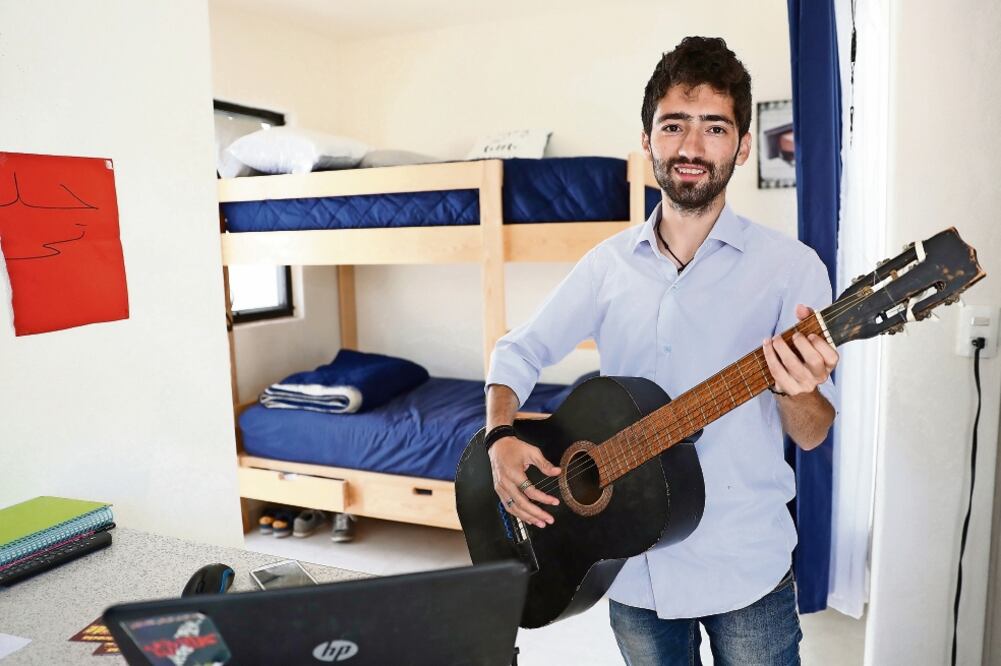 Zain muestra en su habitación lo poco que ha aprendido a tocar la guitarra (FOTO: ARIEL OJEDA. EL UNIVERSAL)