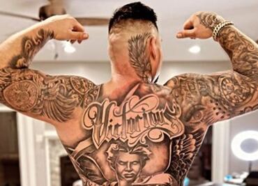 Andy Ruiz presume impresionante tatuaje que le cubre la espalda hasta los glúteos