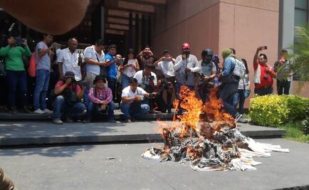 Profesores de la CETEG vandalizan Congreso de Guerrero
