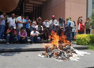 Profesores de la CETEG vandalizan Congreso de Guerrero