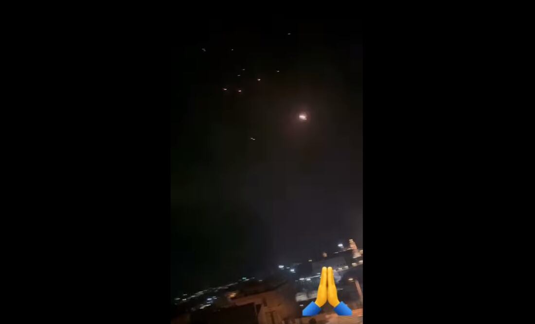 En una grabación, se observa cómo el cielo se ilumina intermitentemente por luces, que se trataría de los misiles lanzados por drones. Foto: Captura de video