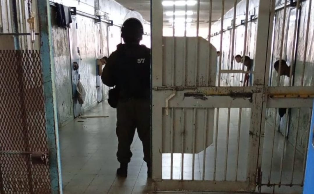 Interior de la cárcel de Las Flores. Foto: @PeriodismoMovi3.