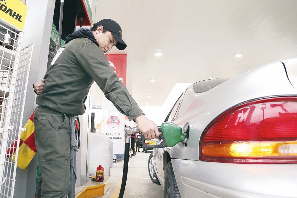 Al inicio del gobierno del ex presidente Felipe Calderón llenar un tanque de 40 litros costaba 270 pesos con Magna; en la actualidad, 737 pesos. (ARCHIVO EL UNIVERSAL)