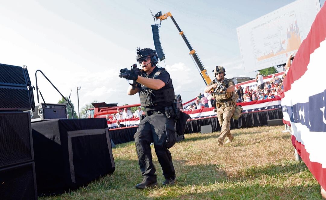 Los agentes del orden al reaccionar ayer tras escucharse los disparos en el mitin del exmandatario republicano, Donald Trump, en Butler, Pennsylvania. Foto: Anna Moneymaker AFP