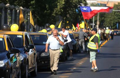 Taxistas chilenos exigen prohibir Uber y Cabify