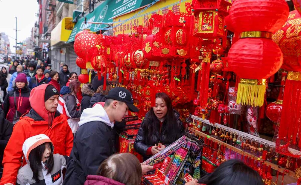 El icónico barrio se llena de símbolos de prosperidad mientras las familias celebran con gastronomía y tradiciones ancestrales. (17/02/26) Foto: EFE