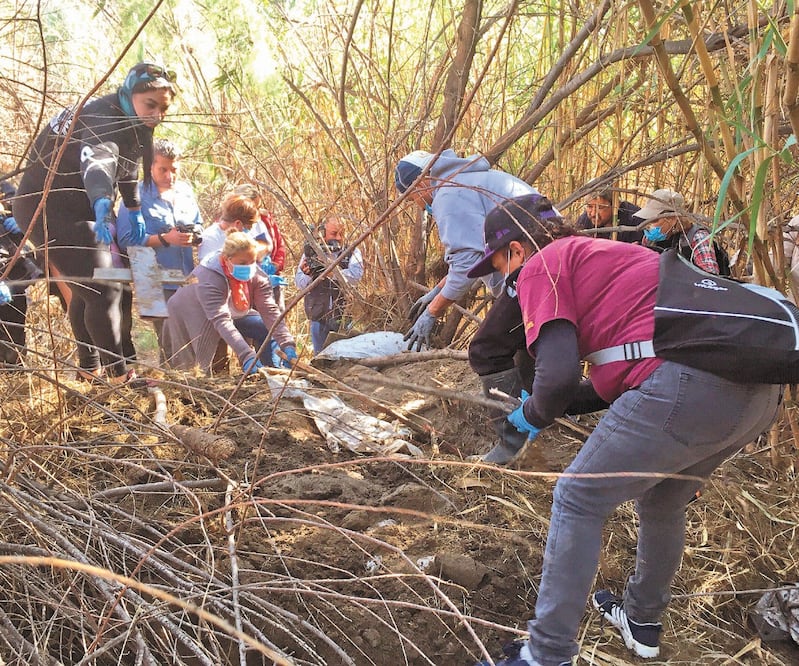 Luego de encontrar a su hermano, una llamada anónima le advirtió a Lucía que en esa misma zona también estarían enterrados otros 50 cuerpos. Foto/GABRIELA MARTÍNEZ. EL UNIVERSAL