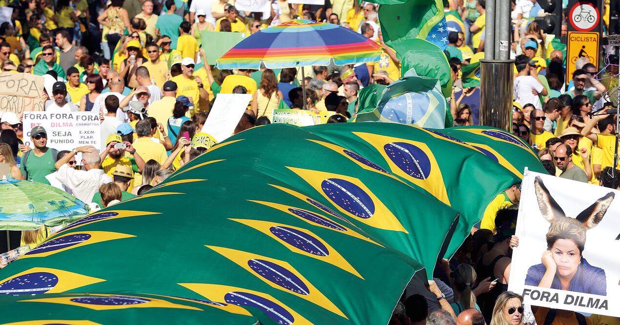 Decenas de miles de manifestantes colmaron la Avenida Paulista de Sao Paulo, la capital financiera de Brasil, para reclamar el pasado 16 de agosto la destitución de la mandataria (PAULO WHITAKER. REUTERS)