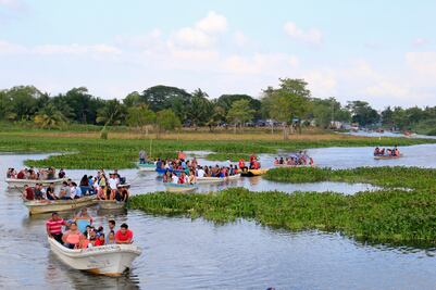 Peregrinan en botes para festejar a Cristo Negro de Esquipulas en Tabasco