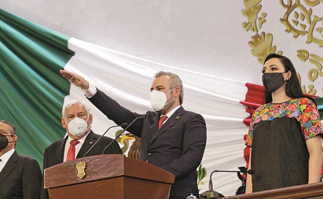 Ante el pleno del Congreso estatal, Alfre-do Ramírez Bedolla rindió protesta como gobernador. Foto: Especial