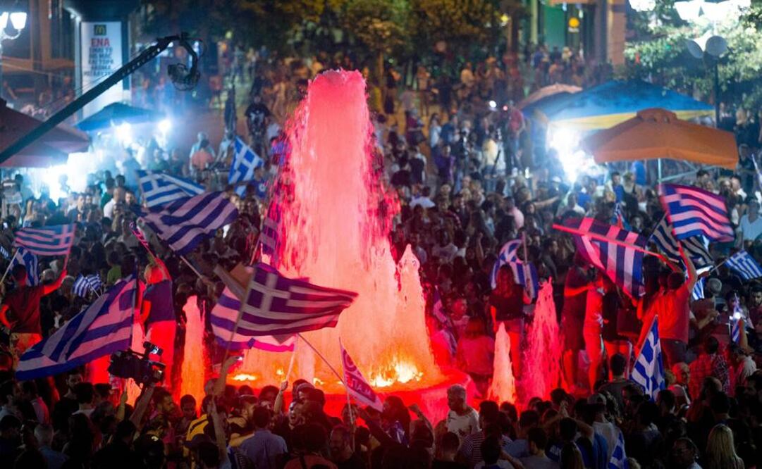 Miles de griegos se dieron cita ayer en la plaza Syntagma, en Atenas, para celebrar la victoria del “no” en el referéndum Foto: EFE