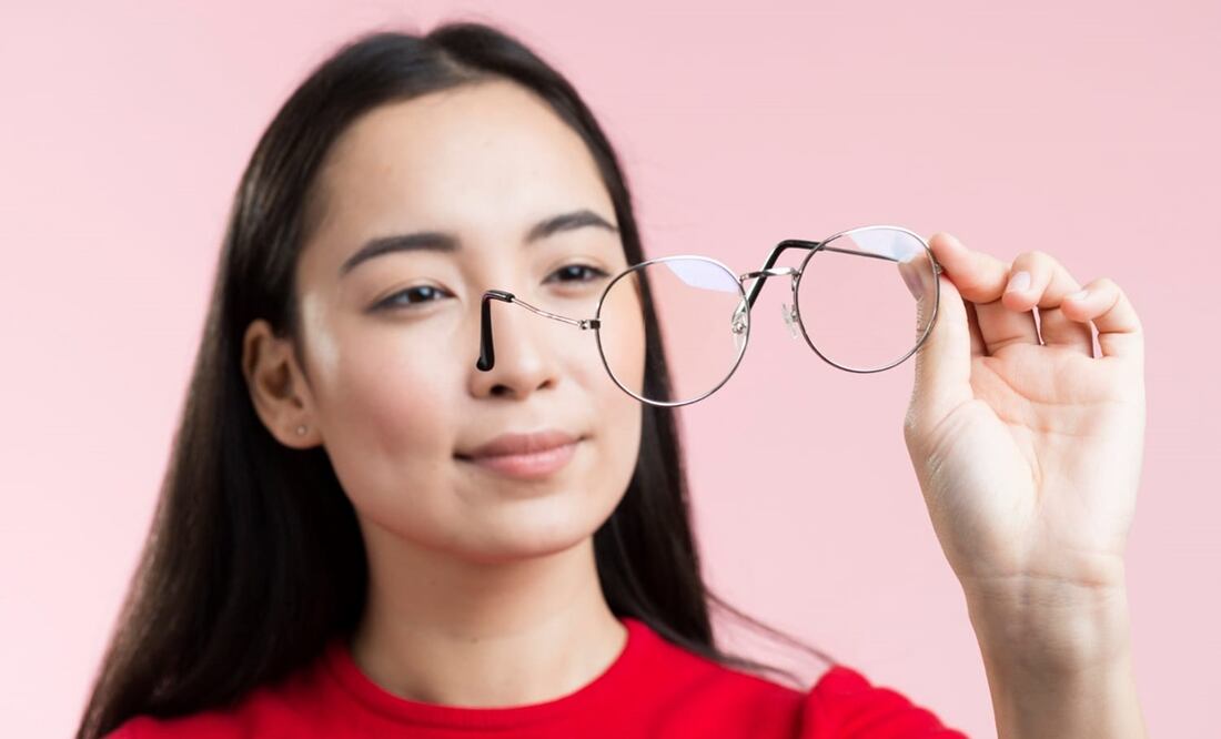 Aprende este truco para limpiar tus lentes. Foto: Freepik