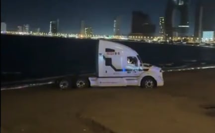 Pide matrimonio y termina detenido; conductor de tráiler ingresa con su vehículo a playas de Mazatlán y lo arrestan por daños al ecosistema