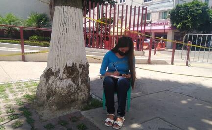 Ante carencias tecnológicas, estudiante se conecta a wifi de palacio municipal de Ecatepec para tomar clases