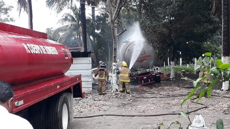 Explota bodega que almacenaba combustible de manera clandestina en Tabasco
