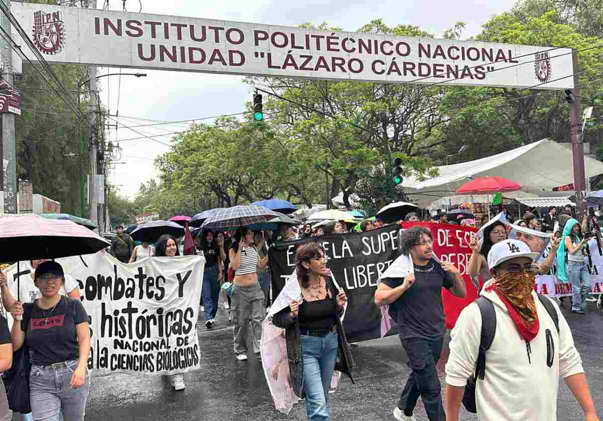 Estudiantes del IPN realizan bloqueo en ambos sentidos de Circuito Interior, a la altura del Casco de Santo Tomás

La  protesta se da a raíz de no lograr una mesa de diálogo con autoridades educativas